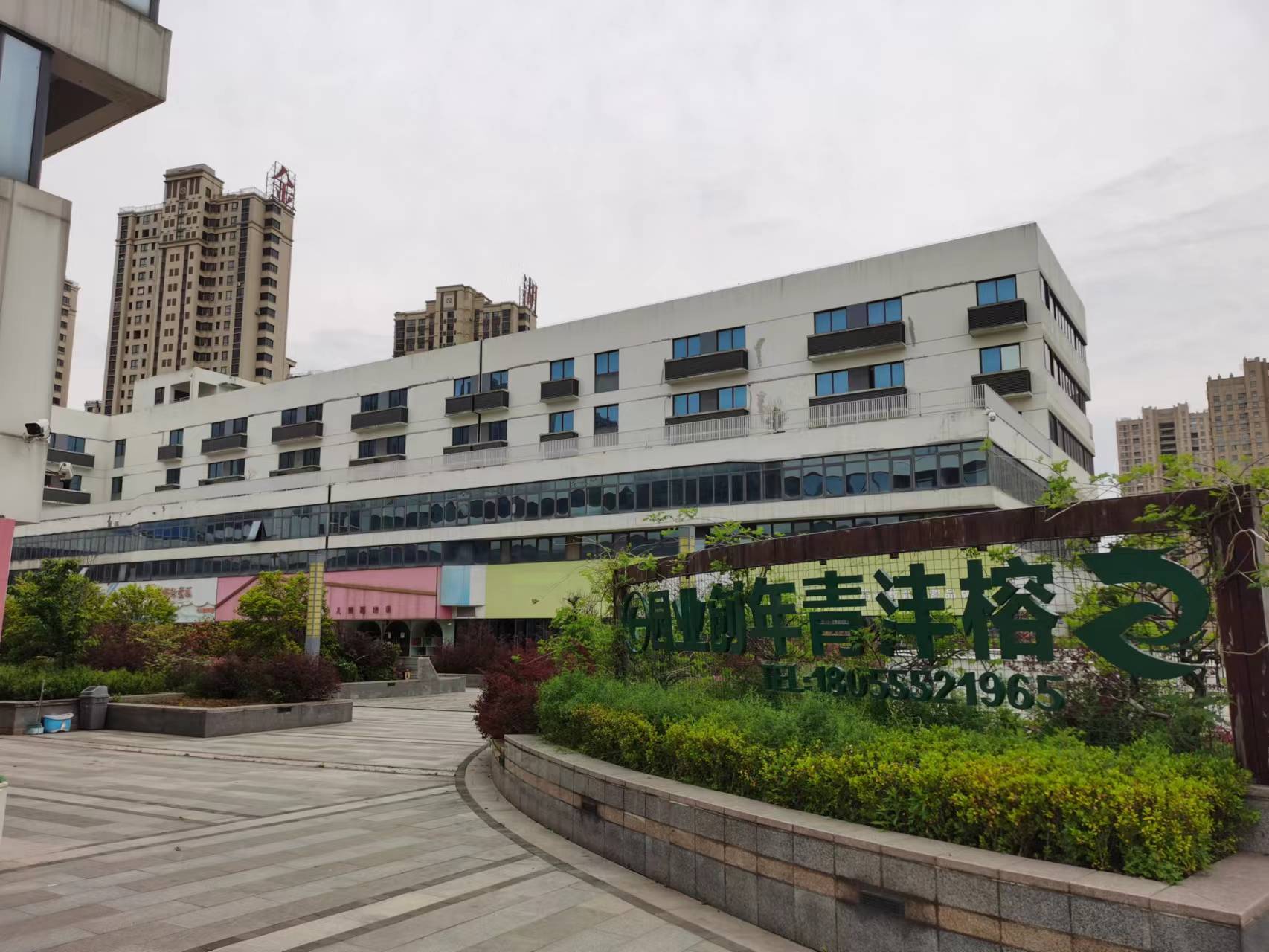 2园区中间花坛.jpg