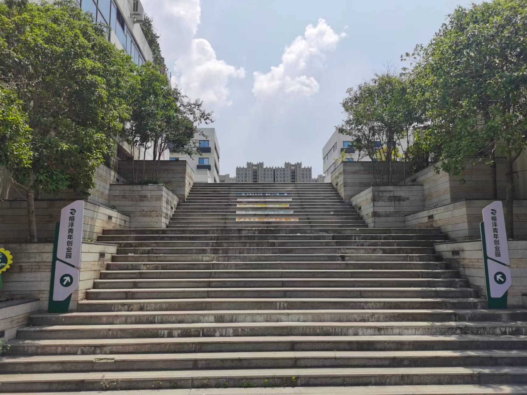 2园区中间入口.jpg